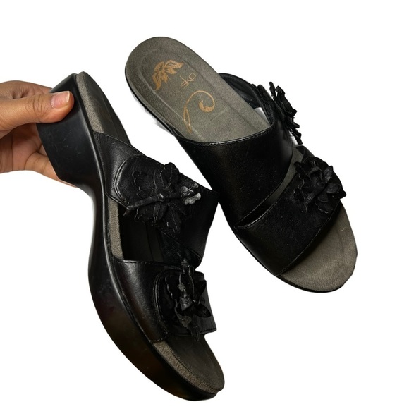 Dansko Donna Black Leather Adjustable 1.5" Clog Sandals - 6.5-7/EUR 37 - Picture 2 of 5